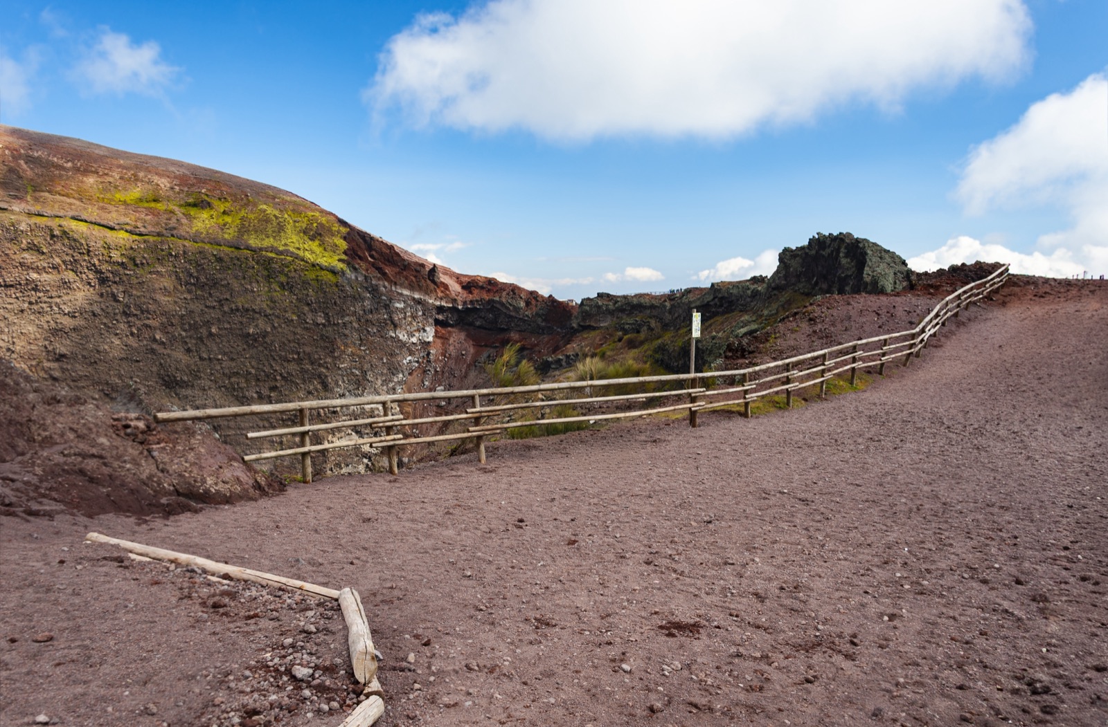 The path along the rim of the Vesuvius crater